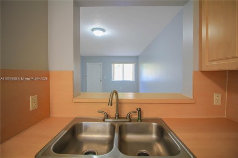 Condominio en venta en Pembroke Pines, Florida, 2 dormitorios, 90.12 m2 № 1860635 - foto 11
