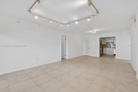 Copropriété à louer à Coral Gables, Floride: 3 chambres, 130.34 m2 № 1991569 - photo 4