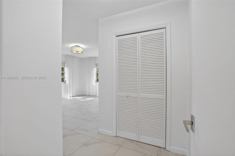 Copropriété à louer à Coral Gables, Floride: 3 chambres, 130.34 m2 № 1991569 - photo 6