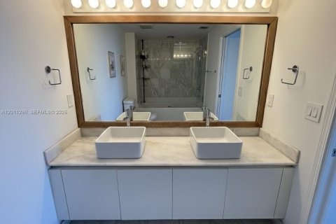 Condo in Miami, Florida, 2 bedrooms  № 2075272 - photo 16