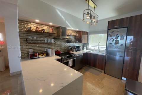 Condo in Miami, Florida, 2 bedrooms  № 2075272 - photo 11