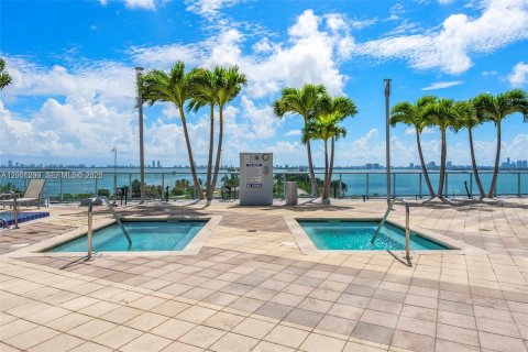 Condo in Miami, Florida, 2 bedrooms  № 2075272 - photo 24