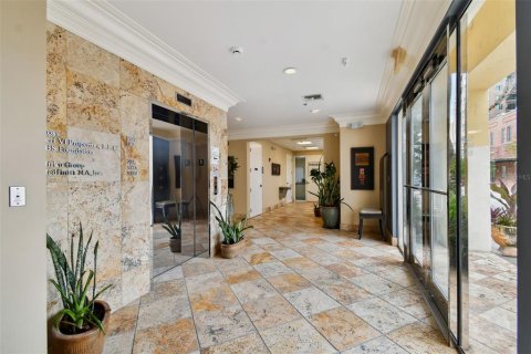 Propiedad comercial en alquiler en Tampa, Florida, 557.41 m2 № 1196903 - foto 13