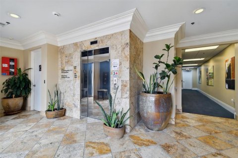 Propiedad comercial en alquiler en Tampa, Florida, 557.41 m2 № 1196903 - foto 12