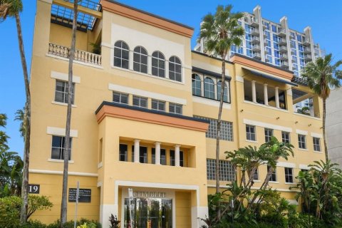 Propiedad comercial en alquiler en Tampa, Florida, 557.41 m2 № 1196903 - foto 2
