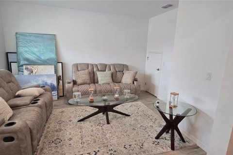 House in Davenport, Florida 5 bedrooms, 295.89 sq.m. № 1552782 - photo 2