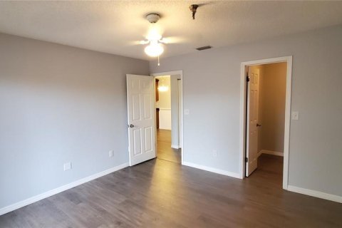 Condo in Saint Petersburg, Florida, 1 bedroom № 2214250 - photo 14