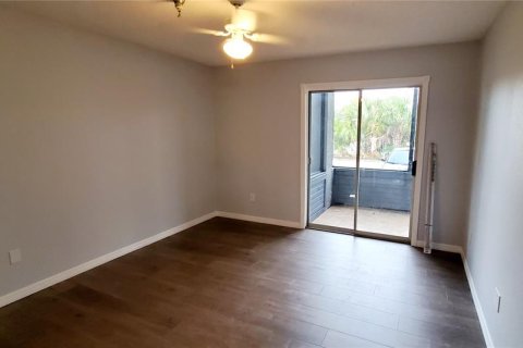 Condo in Saint Petersburg, Florida, 1 bedroom № 2214250 - photo 11