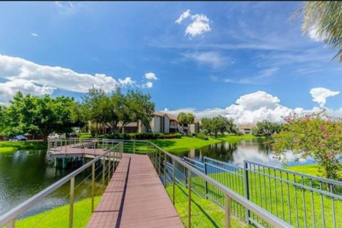 Condo in Saint Petersburg, Florida, 1 bedroom № 2214250 - photo 23