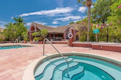 Condo in Saint Petersburg, Florida, 1 bedroom № 2214250 - photo 22