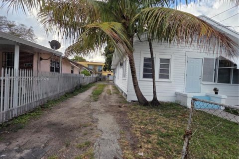 House in Miami, Florida 2 bedrooms, 120.77 sq.m. № 2042620 - photo 2