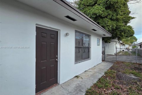 House in Miami, Florida 2 bedrooms, 120.77 sq.m. № 2042620 - photo 7
