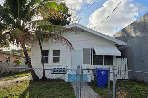 House in Miami, Florida 2 bedrooms, 120.77 sq.m. № 2042620