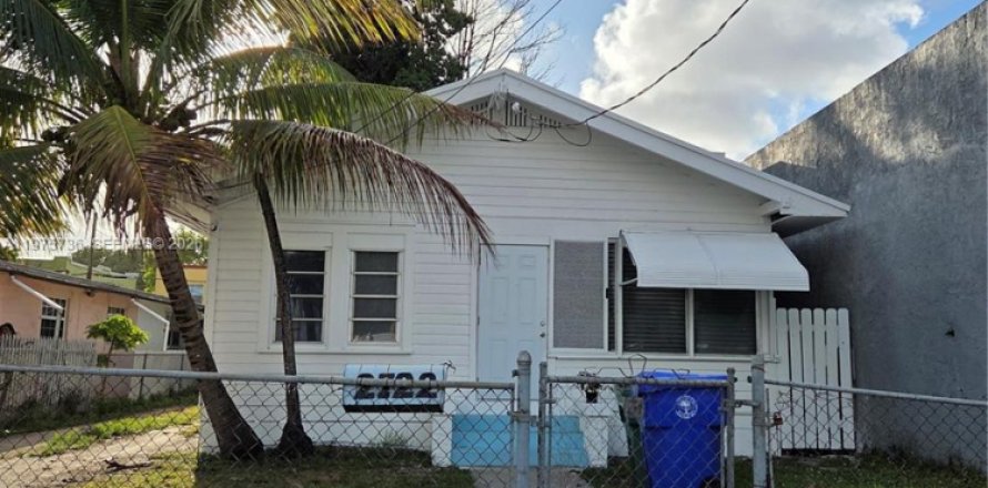 House in Miami, Florida 2 bedrooms, 120.77 sq.m. № 2042620