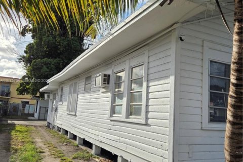 House in Miami, Florida 2 bedrooms, 120.77 sq.m. № 2042620 - photo 3