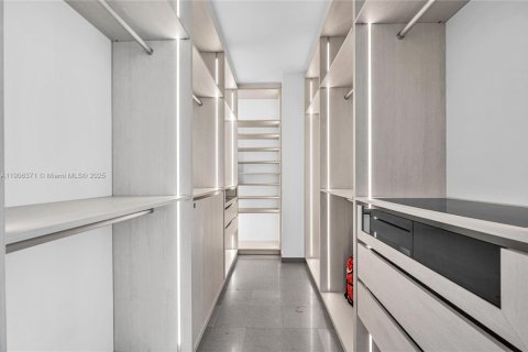 Снять в аренду кондоминиум в Майами, Флорида 3 спальни, 176.33м2, № 1956927 - фото 30