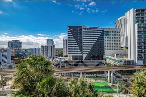 Condo in Miami, Florida, 3 bedrooms  № 1956927 - photo 5