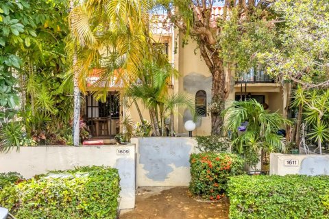 Townhouse in Miami Shores, Florida 2 bedrooms, 140 sq.m. № 1807099 - photo 1
