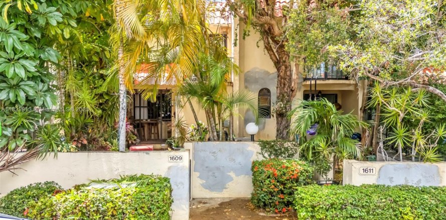Townhouse in Miami Shores, Florida 2 bedrooms, 140 sq.m. № 1807099