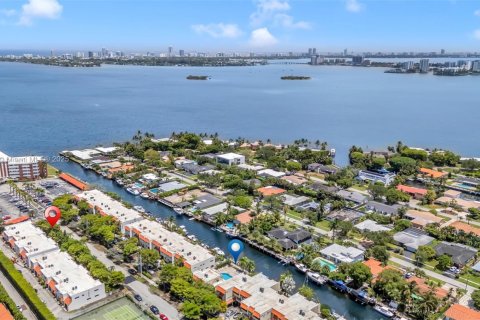 Townhouse in Miami Shores, Florida 2 bedrooms, 140 sq.m. № 1807099 - photo 6