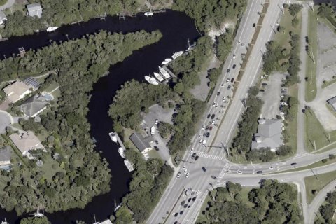 House in Stuart, Florida 2 bedrooms, 127.93 sq.m. № 2335800