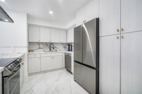 Condo in Aventura, Florida, 2 bedrooms  № 2001277 - photo 6