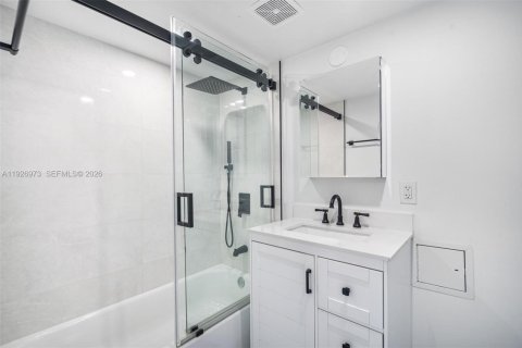 Condo in Aventura, Florida, 2 bedrooms  № 2001277 - photo 13