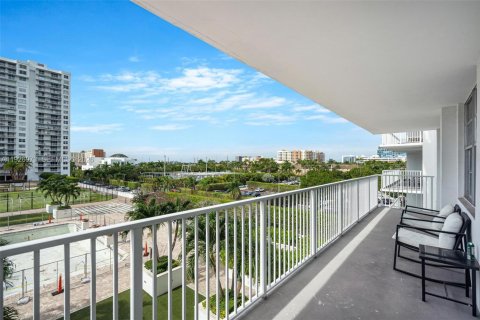 Condo in Aventura, Florida, 2 bedrooms  № 2001277 - photo 19