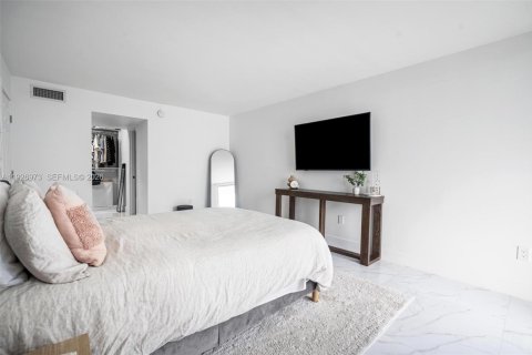 Condo in Aventura, Florida, 2 bedrooms  № 2001277 - photo 11
