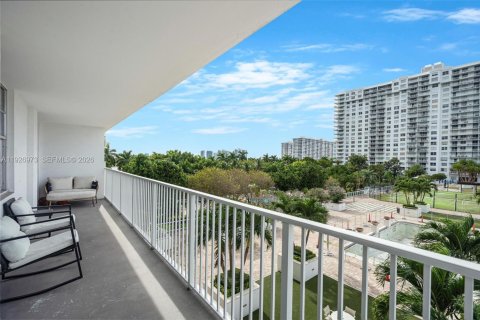 Condo in Aventura, Florida, 2 bedrooms  № 2001277 - photo 18