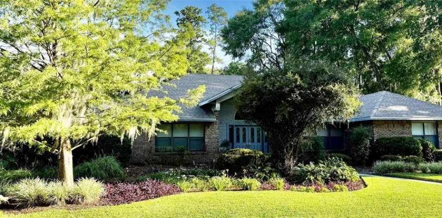 House in Gainesville, Florida 5 bedrooms, 324.97 sq.m. № 1853175