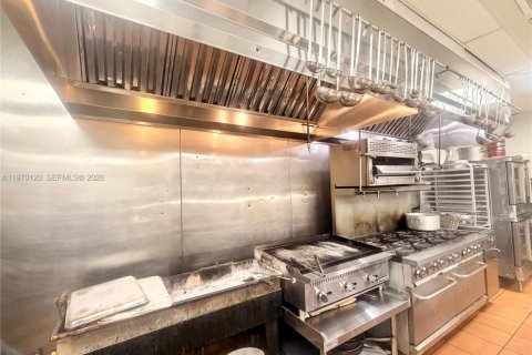 Propiedad comercial en venta en Sunny Isles Beach, Florida № 2031371 - foto 6