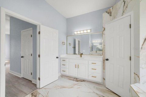 House in Winter Haven, Florida 4 bedrooms, 245.17 sq.m. № 2267542 - photo 17