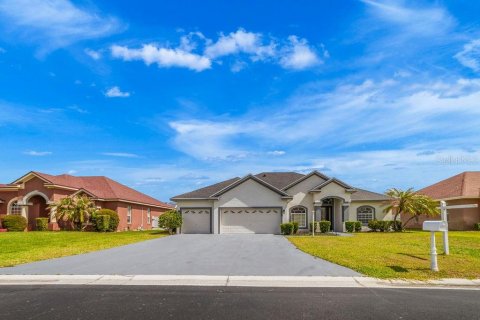 House in Winter Haven, Florida 4 bedrooms, 245.17 sq.m. № 2267542 - photo 2