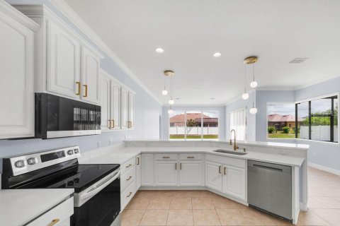 House in Winter Haven, Florida 4 bedrooms, 245.17 sq.m. № 2267542 - photo 27