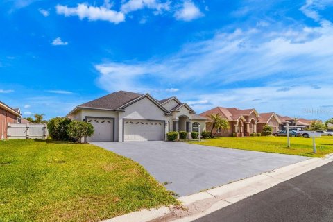 House in Winter Haven, Florida 4 bedrooms, 245.17 sq.m. № 2267542 - photo 3