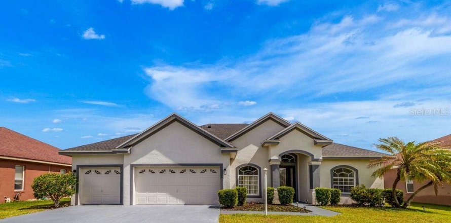 House in Winter Haven, Florida 4 bedrooms, 245.17 sq.m. № 2267542