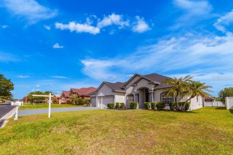 House in Winter Haven, Florida 4 bedrooms, 245.17 sq.m. № 2267542 - photo 4