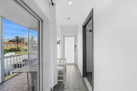 Condo in Miami Beach, Florida, 3 bedrooms  № 2038172 - photo 9