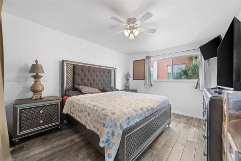 Condo in Miami Beach, Florida, 3 bedrooms  № 2038172 - photo 13