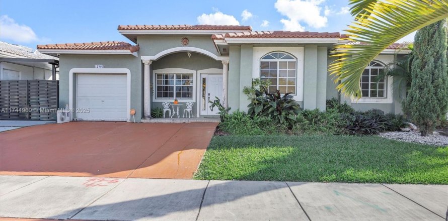 House in Miami, Florida 3 bedrooms, 144.56 sq.m. № 1874299