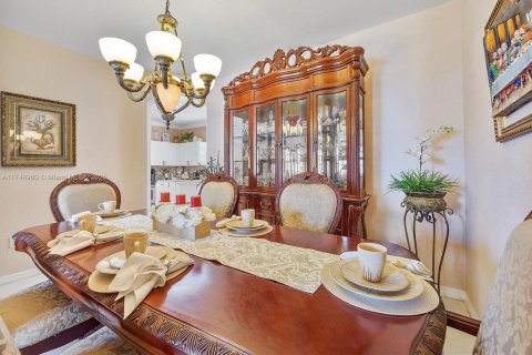 House in Miami, Florida 3 bedrooms, 144.56 sq.m. № 1874299 - photo 9