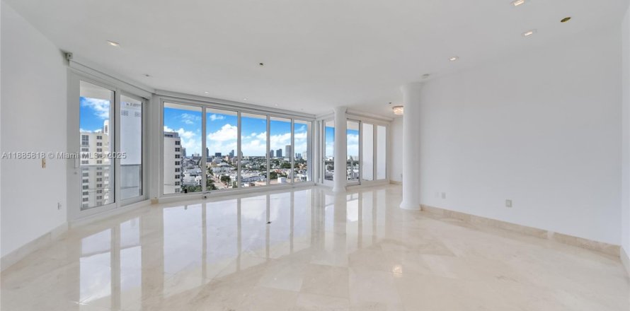Condominio en Miami Beach, Florida, 2 dormitorios  № 1942337