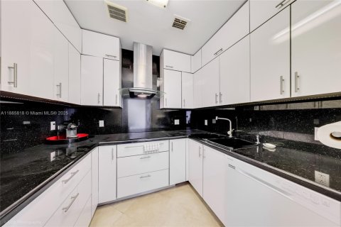 Condominio en venta en Miami Beach, Florida, 2 dormitorios, 138.42 m2 № 1942337 - foto 25