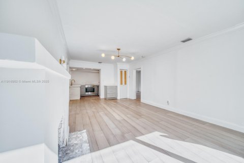 Снять в аренду виллу или дом в Бискейн-Парк, Флорида 3 спальни, 104.79м2, № 1973440 - фото 2