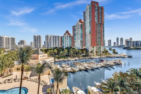 Condo in Aventura, Florida, 2 bedrooms  № 2005054 - photo 13