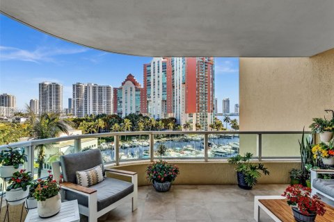 Condo in Aventura, Florida, 2 bedrooms  № 2005054 - photo 11