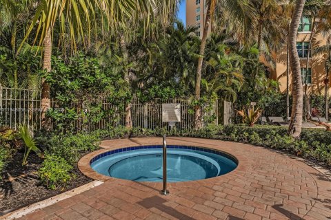 Condo in Aventura, Florida, 2 bedrooms  № 2005054 - photo 28