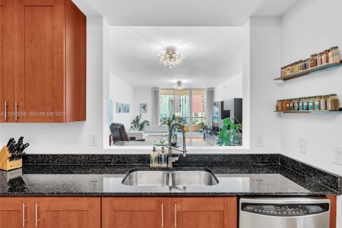 Condo in Aventura, Florida, 2 bedrooms  № 2005054 - photo 9