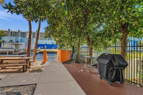 Condo in Aventura, Florida, 2 bedrooms  № 2005054 - photo 30